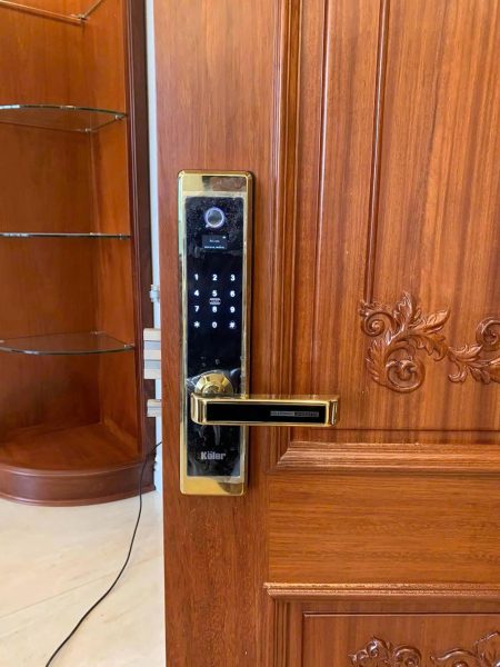 khóa cửa thông minh Kospi KL9850 lắp trên cửa gỗ